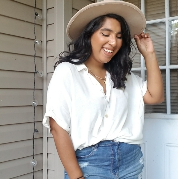 UP IN THE CLOUDS WHITE BUTTON TOP - Picture 2 of 16